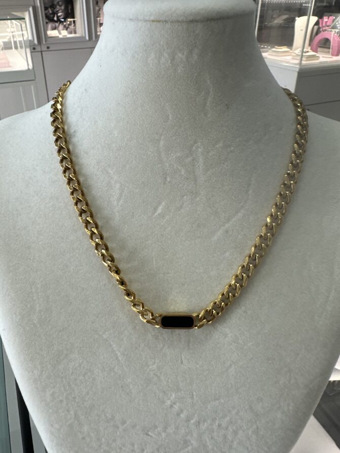 Acenttum: Collar dorado con toque de esmaltado negro en su dije