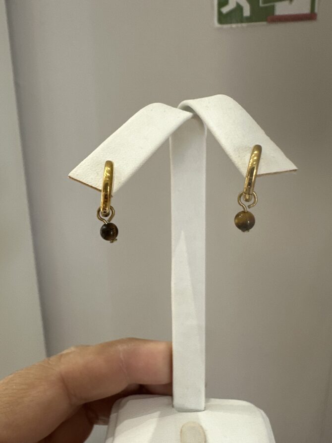 C088: Pantallas doradas con colgante de perlas marrón