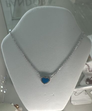 Carolina: Collar plateado con dije de corazón en esmaltado turquesa