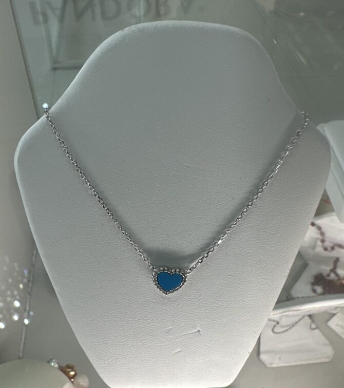 Carolina: Collar plateado con dije de corazón en esmaltado turquesa
