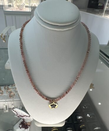 Etrusca: Collar en color peach con dije de estrella