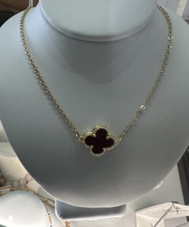 Aesthetic: COLLAR DORADO CON FLOR EN ESMALTADO ROJO