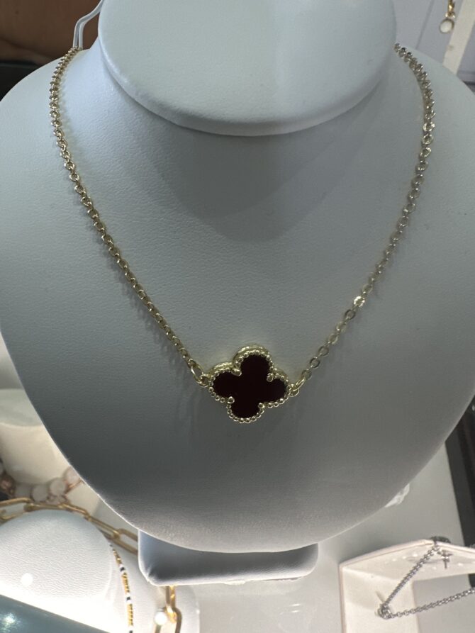 Aesthetic: COLLAR DORADO CON FLOR EN ESMALTADO ROJO