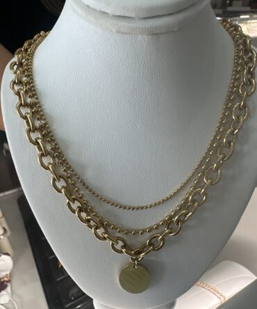 Nicho: Collar dorado en diferentes tamaños (layering)
