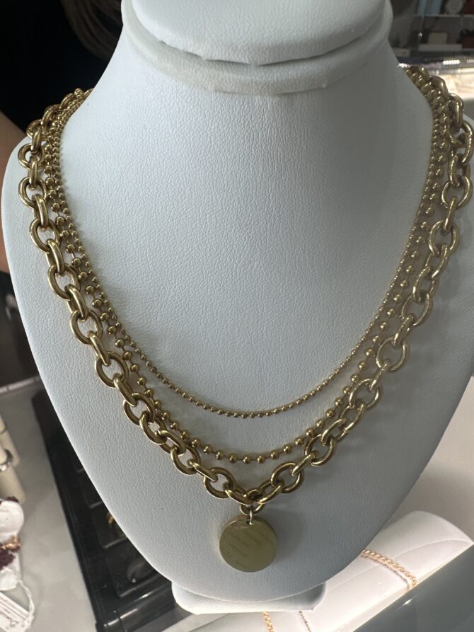 Nicho: Collar dorado en diferentes tamaños (layering)
