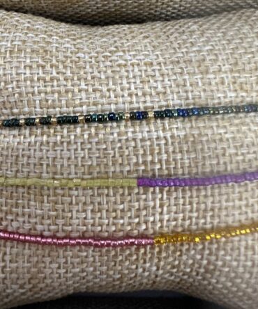 Aesthetic: Variedad de pulseras en hilo y piedras de diferentes colores