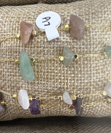 Aesthetic: Pulseras doradas con piedras de cuarzo en diferentes colores