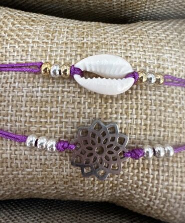 Aesthetic: Pulseras en hilo con dijes en concha o flor