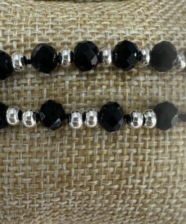 Aesthetic: Pulsera en hilo negra con piedras plateadas y negras