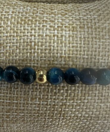 Aesthetic: Pulsera en hilo con piedras en diferentes tonalidades de azul y centro dorado