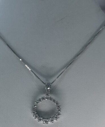 Carolina: Collar plateado con dije redondo con zirconias clear