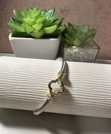 Aesthetic: Pulsera rigida en tono dorado y plateado con cierre en flor dorado