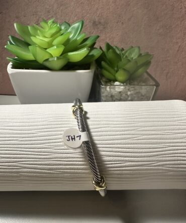 Aesthetic: Pulsera rigida en tono dorado y plateado con 2 nudos dorados