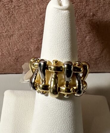 Aesthetic:  Sortija en tono dorado y plateado