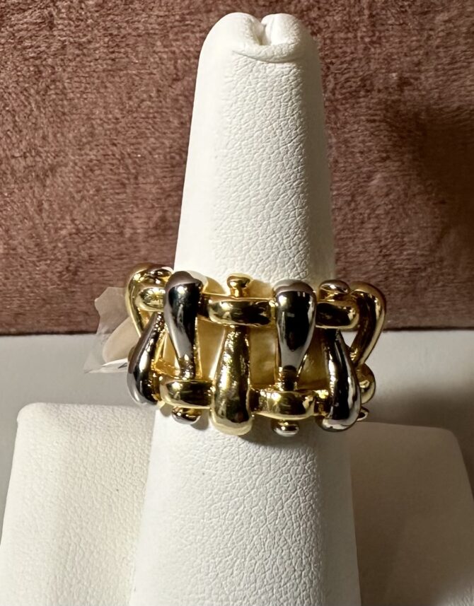 Aesthetic:  Sortija en tono dorado y plateado