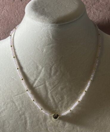 Aesthetic:  Collar en piedras rosadas y dije de corazón en tono dorado