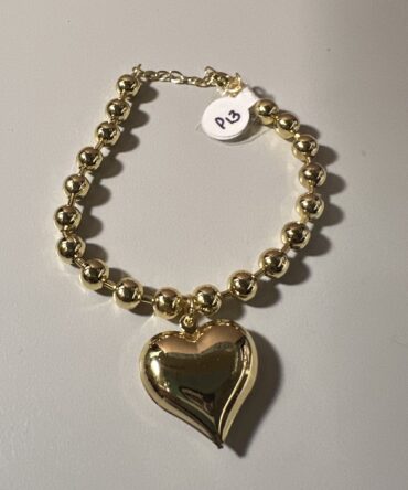 Aesthetic: Pulsera en tono dorado con dije en forma de corazón