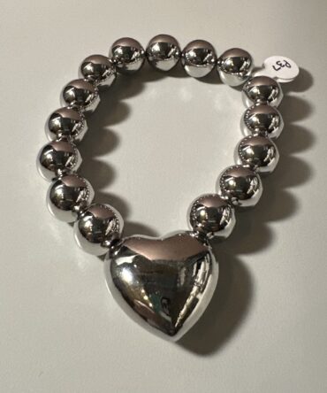 Aesthetic: Pulsera en tono plateado con dije en forma de corazón