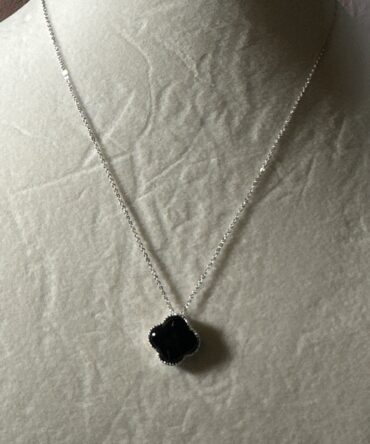 Aesthetic: Collar en tono plata y piedra en forma de flor negra