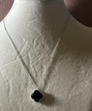 Aesthetic: Collar plata con piedra negra en forma de flor