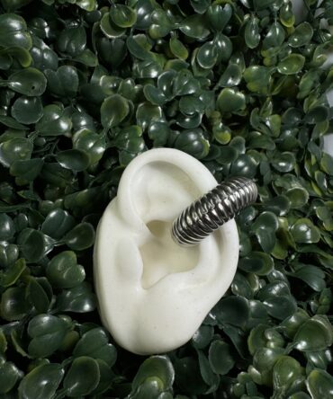 Acenttum: Ear cuff en tono plateado ER147
