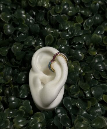 Acenttum: Ear cuff en forma de corazón con zirconias multicolor