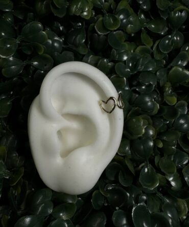 Acenttum: Ear cuff en tono dorado con corazones ER1.1