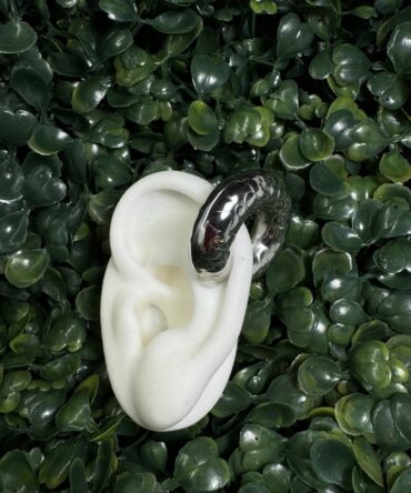 Acenttum: Ear cuff en tono plateado ER-137