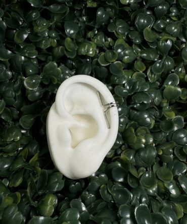 Acenttum:  Ear cuff en tono plateado ER-37