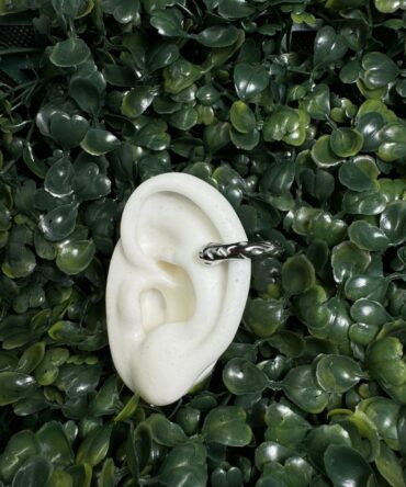 Acenttum:  Ear cuff en tono plateado ER-143