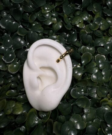 Acenttum: Ear cuff en tono dorado ER-144
