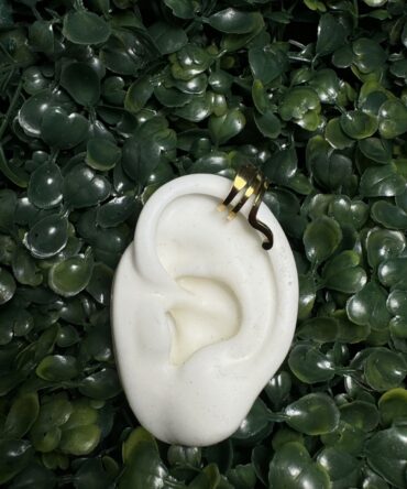 Acenttum: Ear cuff en tono dorado ER-119