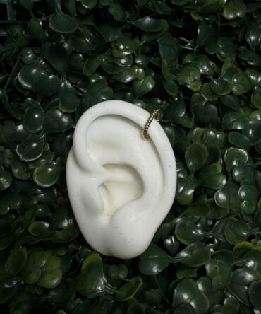 Acenttum: Ear cuff en tono dorado O3