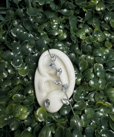 Acenttum:  Ear cuff con pantalla en tono plateado y zirconias ER-124