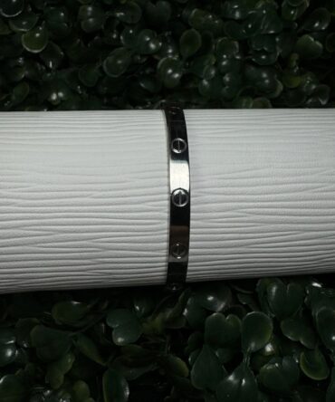 Acenttum:  Pulsera rígida en tono plateado BN-15