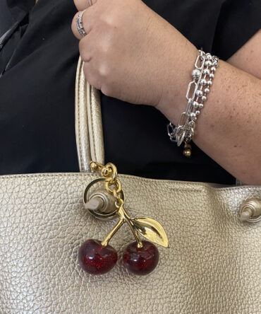 Llavero de cerezas con hojas doradas