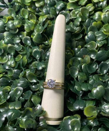 Aesthetic:  Aro de matrimonio en tono dorado GKL-9131