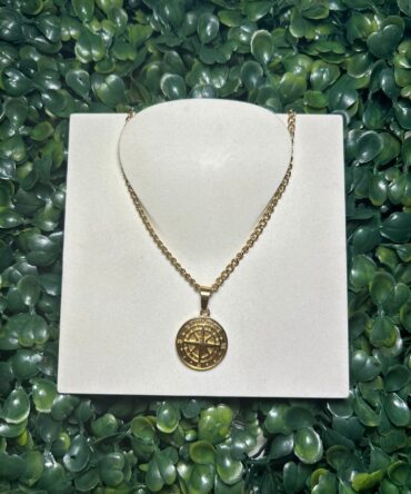 Acenttum: Cadena en tono dorado con dije de brújula NK-158