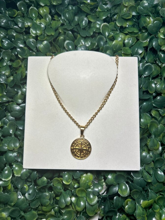Acenttum: Cadena en tono dorado con dije de brújula NK-158