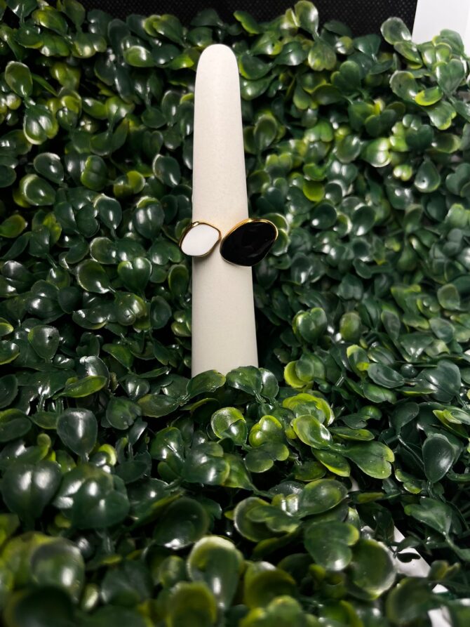 Acenttum: SORTIJA EN TONO DORADO Y ESMALTADO BLANCO Y NEGRO RN-58