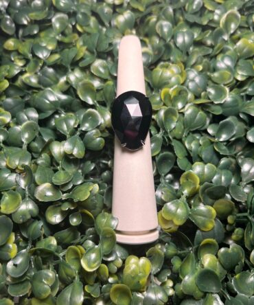 Luxenter: Sortija en tono plateado con piedra negra XA201970114