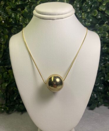 Aesthetic:  Cadena dorada con dije de esfera Z24
