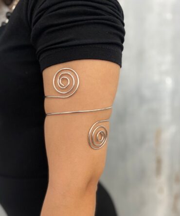 Adorno para el brazo en tono plateado Z41