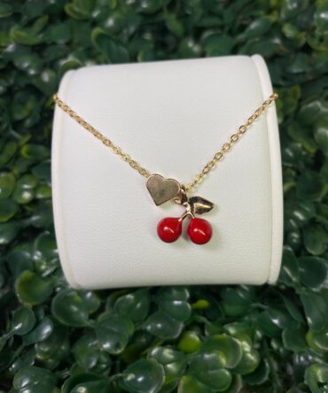 Aesthetic: Pulsera dorada con dije de corazón y cherry Z20