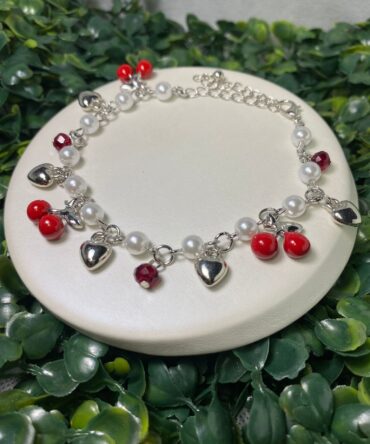 Aesthetic: Pulsera dorada con perlas y dijes Z25