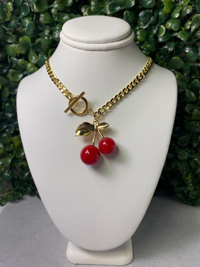 Aesthetic: Collar dorado con dije de cherry Z89