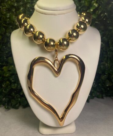 Aesthetic:  Collar de esferas doradas y dije de corazón Z-11