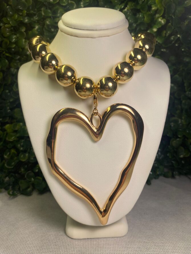 Aesthetic:  Collar de esferas doradas y dije de corazón Z-11