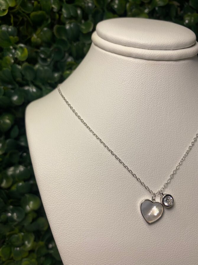 Classic of NY: Collar plateado con dije de corazón M-7567
