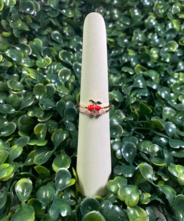 Aesthetic:  Sortija dorada con cherry Z12